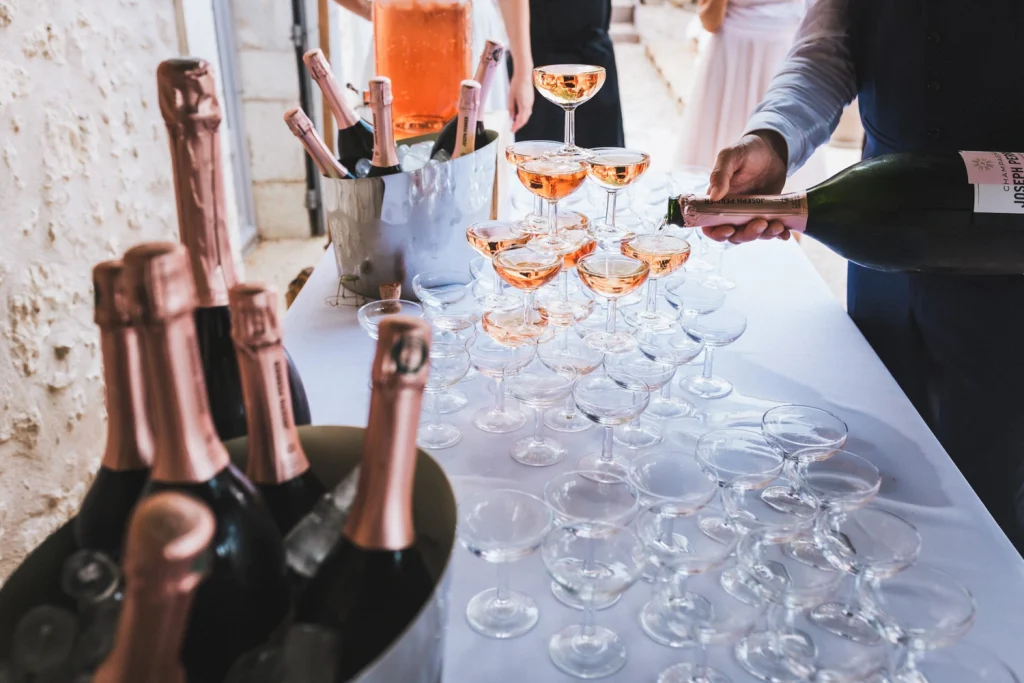 Fontaine de champagne préparée par le marié lors du cocktail de mariage en Dordogne.