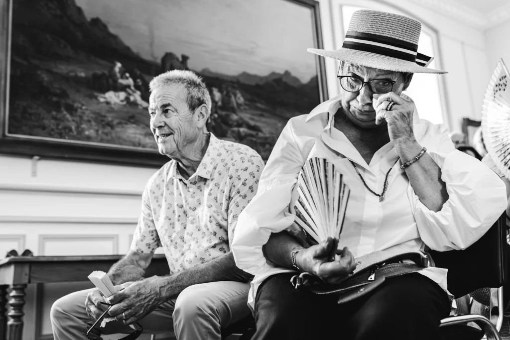La maman de la mariée s'essuie des larmes d'émotions pendant le discours de sa fille lors de la cérémonie civile en Dordogne.