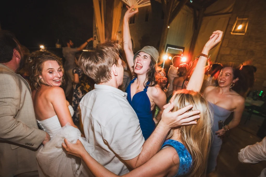 Les invités dansent intensément sur la piste lors d'un mariage en Lot-et-Garonne au château de Sainte Foy d'Anthe.