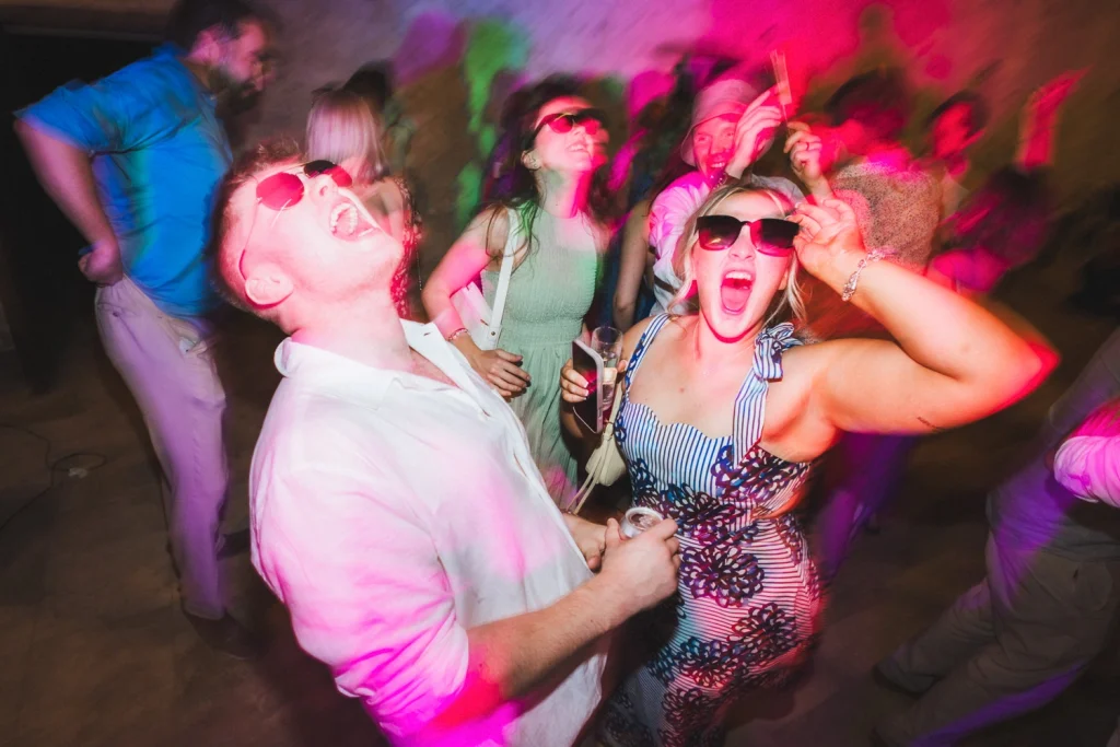 Invités survoltés qui crient et bougent sur le dancefloor, lors d'un mariage en Lot-et-Garonne.