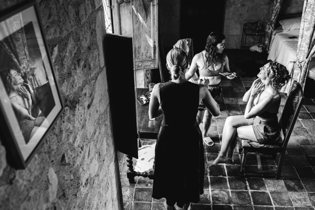 Préparatifs de la mariée au château Sainte-Foy d'Anthe en Lot-et-Garonne, pendant le maquillage. Son reflet peut être aperçu dans le cadre.