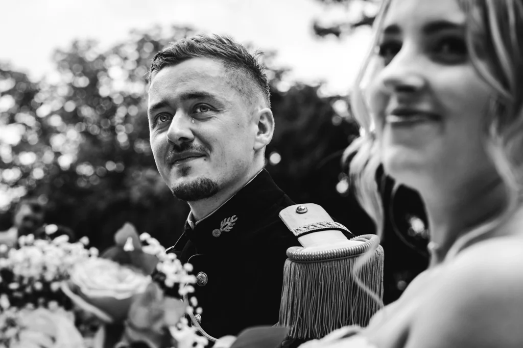 Le marié verse une larme pendant le discours de sa marraine lors d'une cérémonie laïque en Lot-et-Garonne au château Marith.