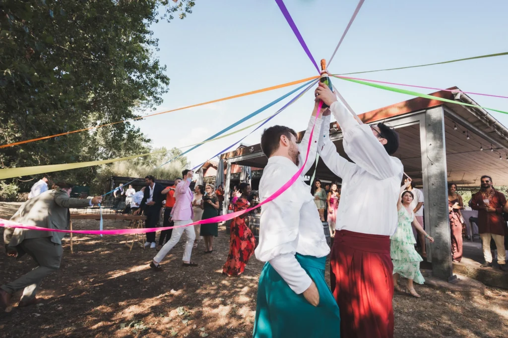 Jeu des rubans lors d'un mariage à Bordeaux, au restaurant La Belle Saison.