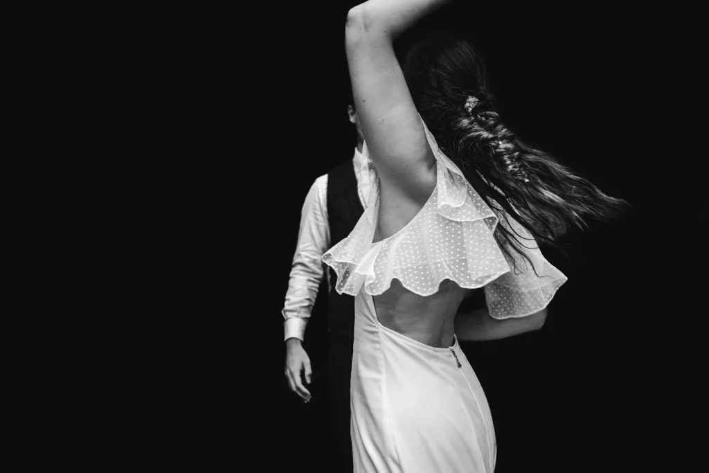 Ouverture de bal sur un son de flammenco, les volants de la robe de la mariée et ses cheveux bougent au rythme de la danse.