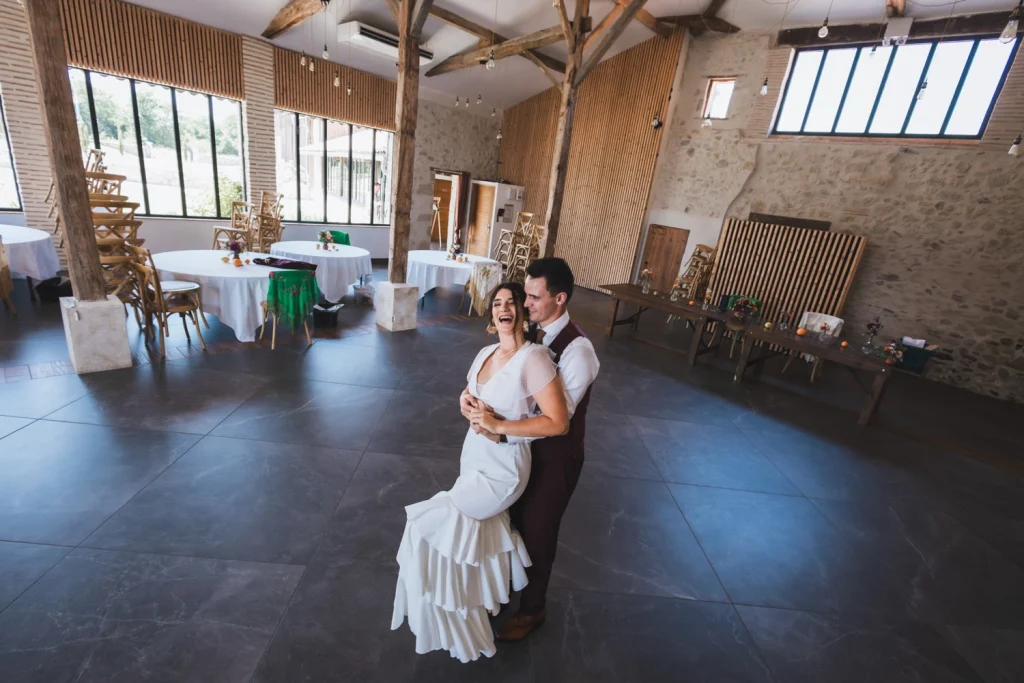 Les mariés répètent leur première danse dans leur salle de réception encore vide, juste avant leur cérémonie civile en Gironde.