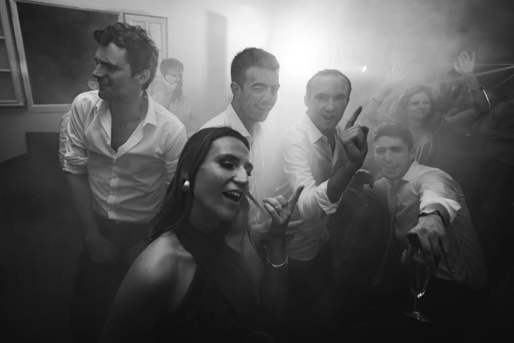 Dancefloor animé lors d'un mariage à la Ferme aux Piments au Pays Basque.