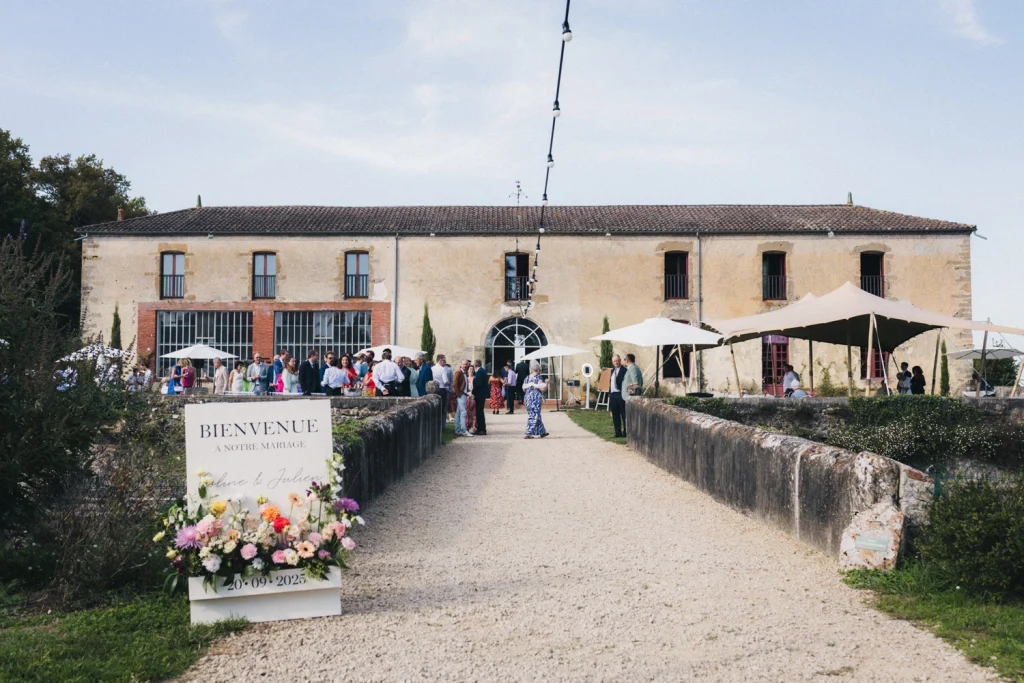 Mariage au château de Campet dans les Landes, où le cocktail se tient devant l'Orangerie.