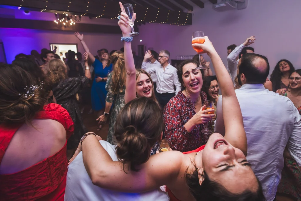 Les invités dansent et lèvent leurs verre sur le dancefloor lors d'un mariage au Pays Basque.
