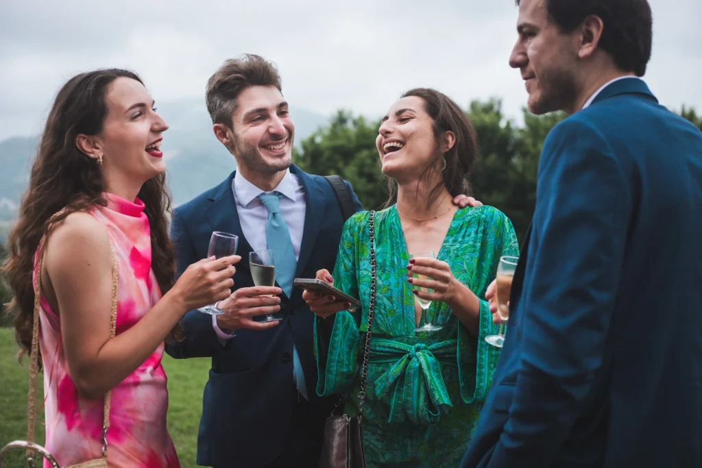 Les invités rient lors d'un cocktail de mariage au Pays Basque.
