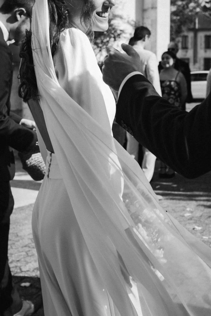 Portrait de la mariée qui sourit, soulagée, après sa cérémonie religieuse de mariage dans les Landes.