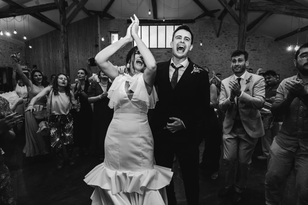 Entrée en salle en musique pour les mariés et les invités, annonçant une ambiance survoltée lors de ce mariage en Gironde.