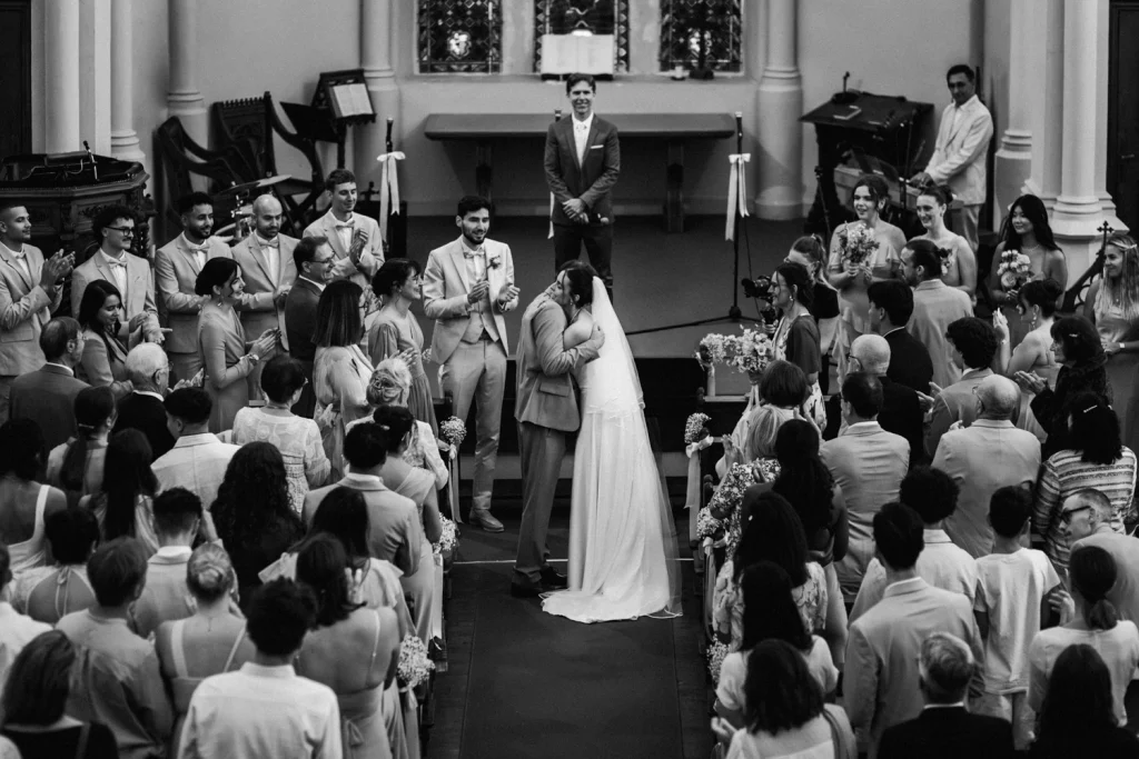 Cérémonie religieuse au temple de Pau dans les Pyrénées Atlantiques, où le papa amène sa fille jusqu'à l'autel et la serre dans ses bras.