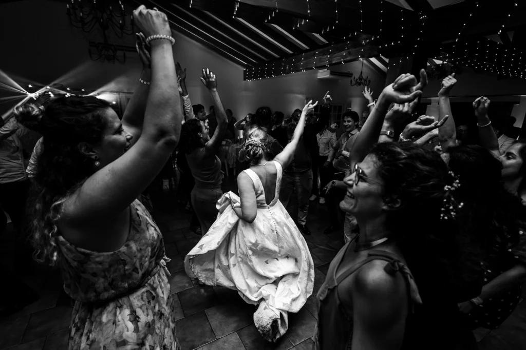 La mariée danse au rythme de la musique, entourée de ses invités, à la Ferme aux Piments au Pays Basque.