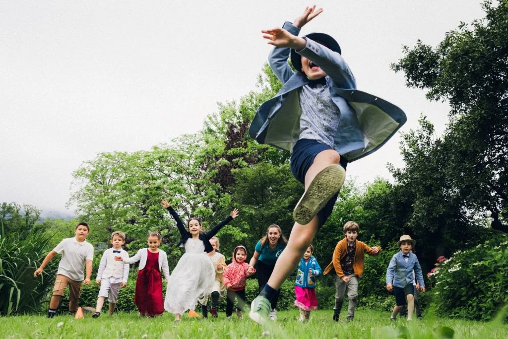 Séquence de jeux avec les enfants et les animateurs pendant un cocktail de mariage dans les Pyrénées Atlantiques, aux Jardins du Cot.