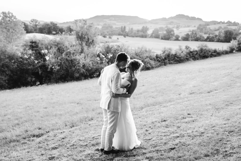 Les mariés s'enlacent dans le soleil couchant lors de leur mariage en Lot-et-Garonne.