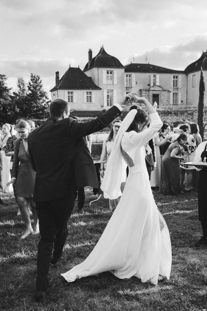 Les mariés dansent pour ouvrir le cocktail lors d'une mariage dans les Landes au Château de Campet