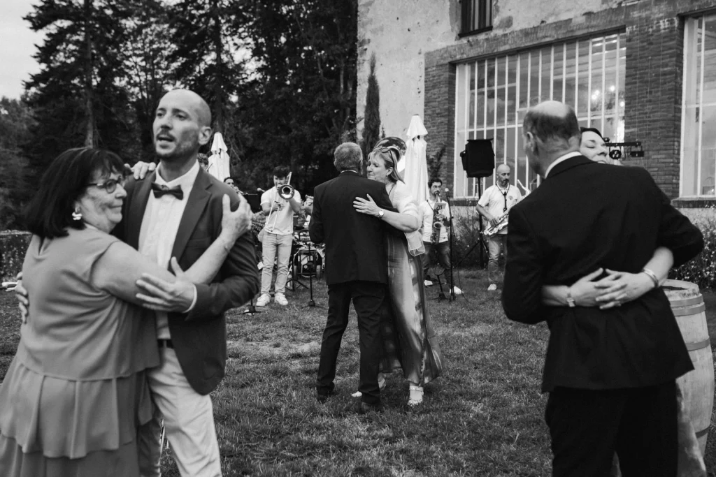 Les invités dansent durant le cocktail, immortalisés par une photographe mariage landes.