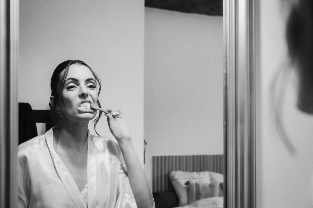 La mariée se brosse les dents pendant ses préparatifs de mariage à Pau.