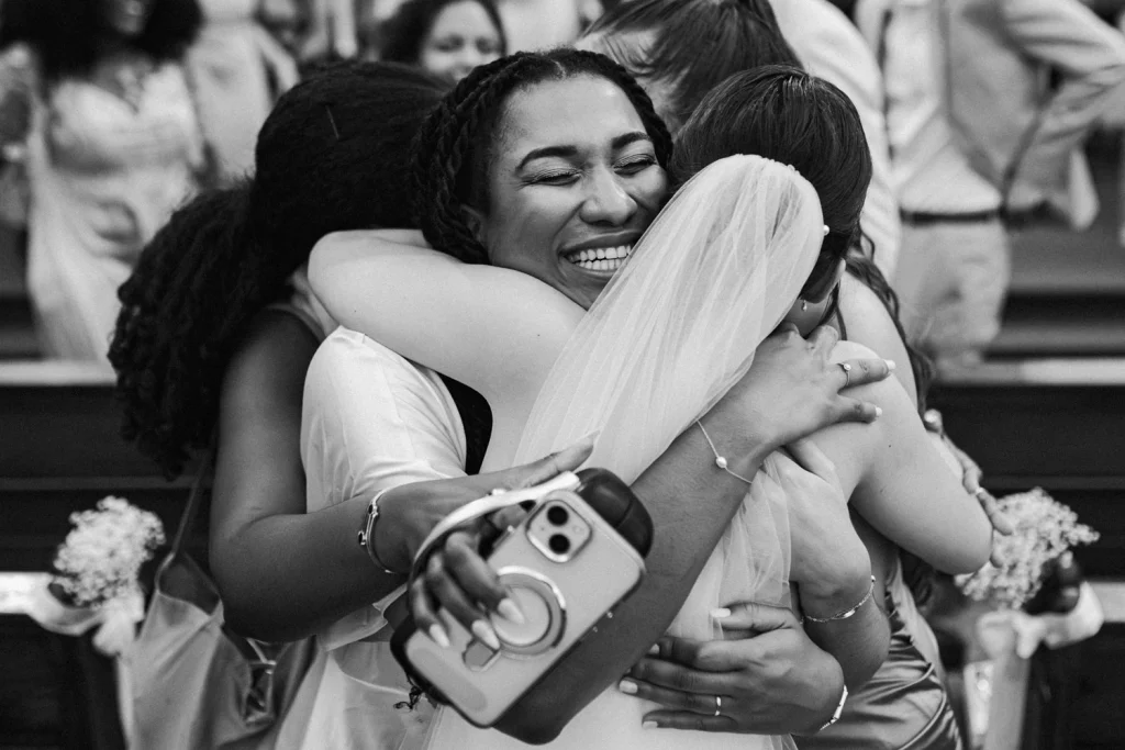 A la fin de la cérémonie religieuse, la mariée serre ses amies dans ses bras, à Pau.