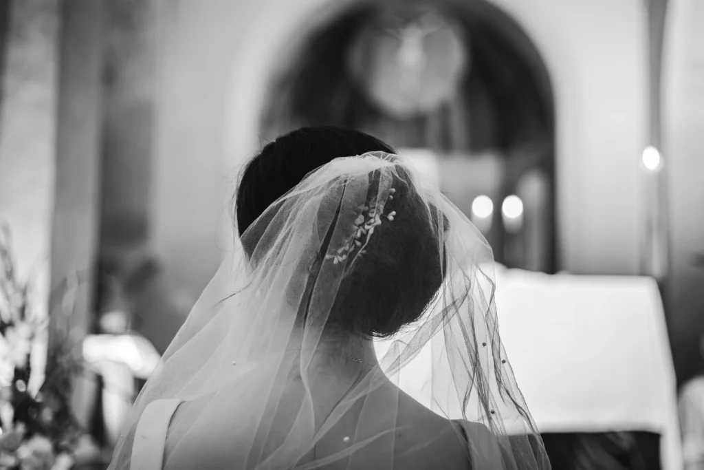 Portrait délicat de la mariée de dos pendant la cérémonie religieuse dans les Landes