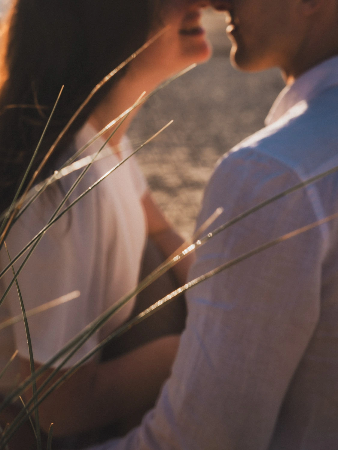 Fiancés qui s'apprêtent à s'embrasser sur la plage des Landes pendant leur séance engagement