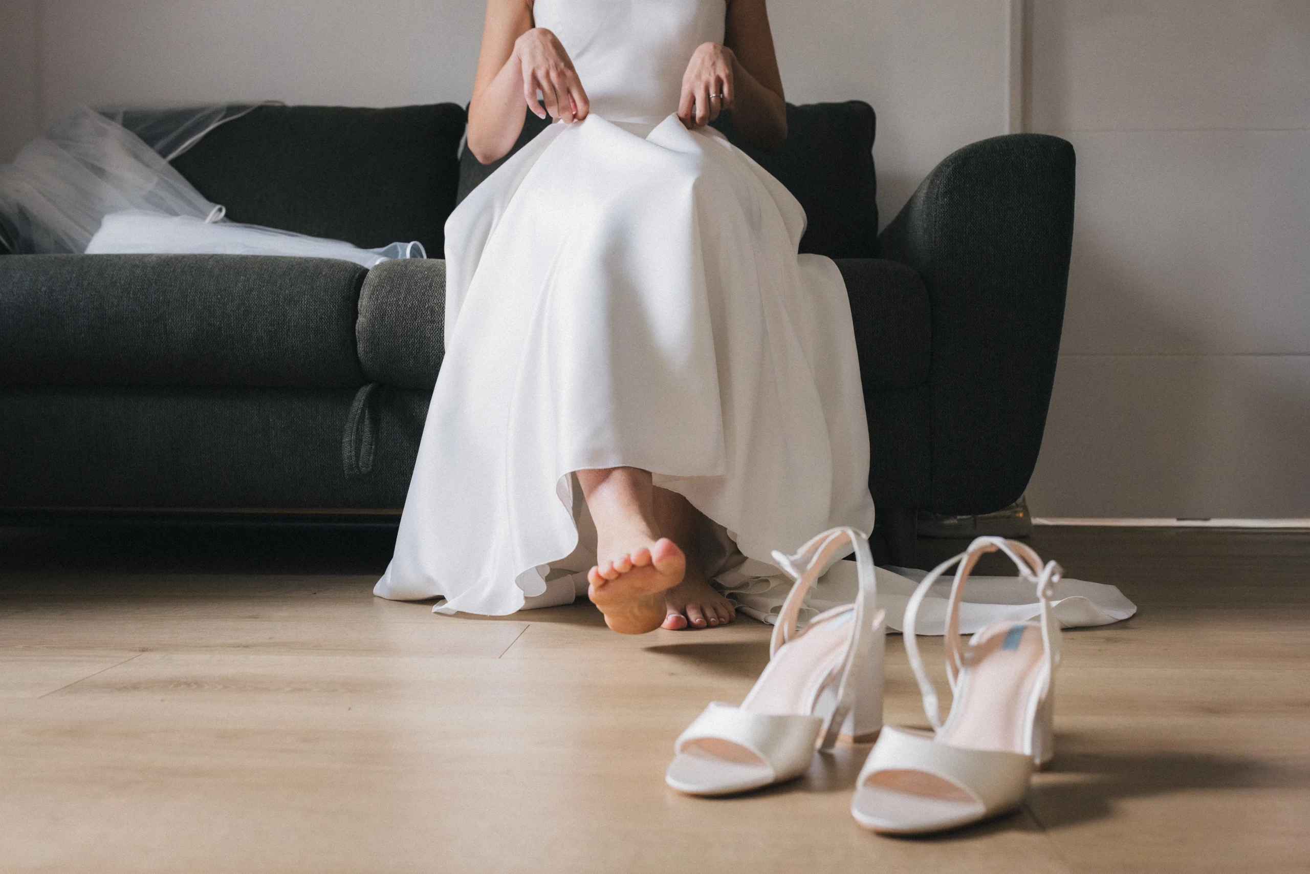 Préparatifs de la mariée à Pau dans les Pyrénées Atlantiques, elle s'apprête à mettre ses chaussures à talon pour finaliser sa tenue.