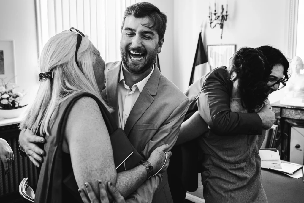 Après la cérémonie civile à Bordeaux, les mariés serrent leurs parents et témoins dans leurs bras, immortalisés par une photographe professionnelle.