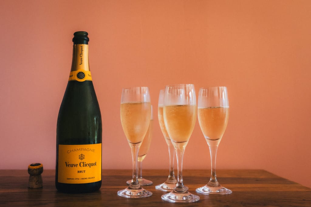 Détail de la bouteille et des coupes de champagne, prêtes à être dégustées par le marié et ses témoins