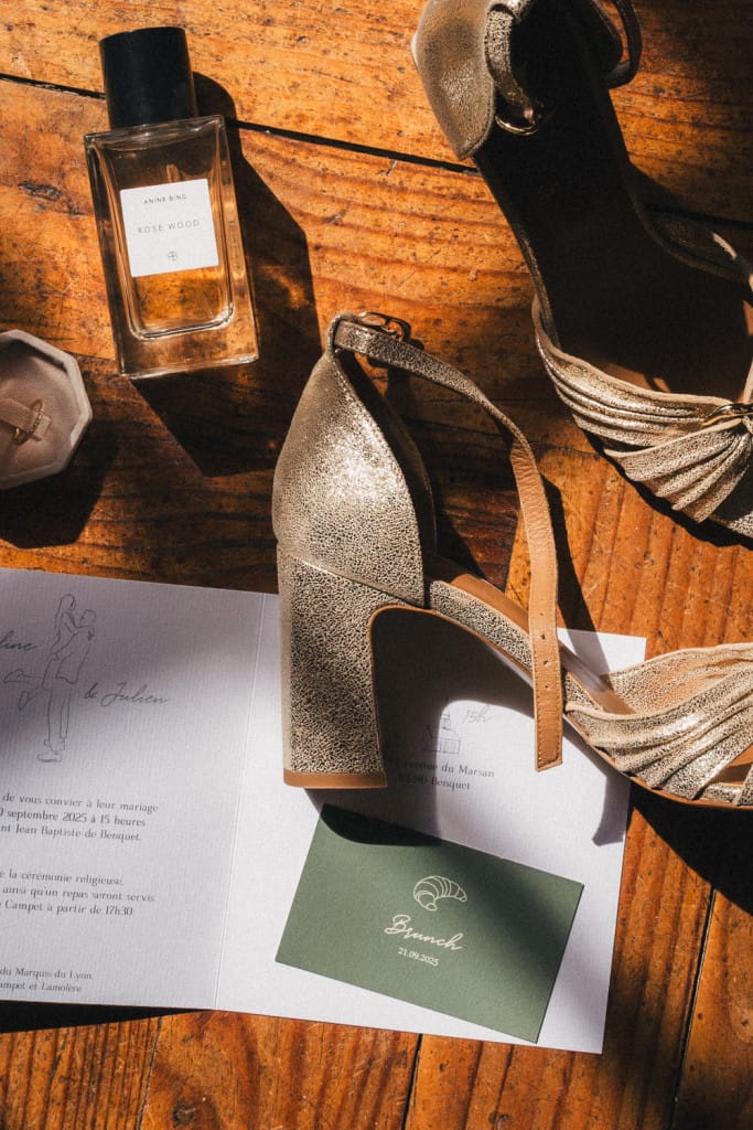 Détail des accessoires de la mariée agencés de manière à donner un élégant flatlay
