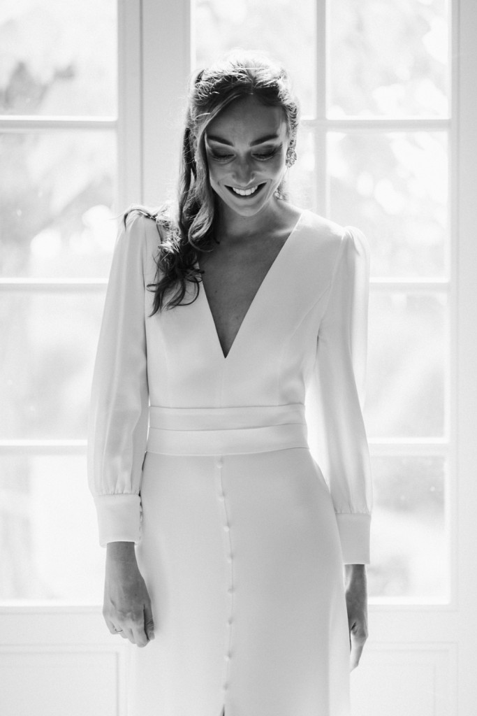 Portrait de la mariée pendant ses préparatifs, après que celle ci ait enfin enfilé sa robe