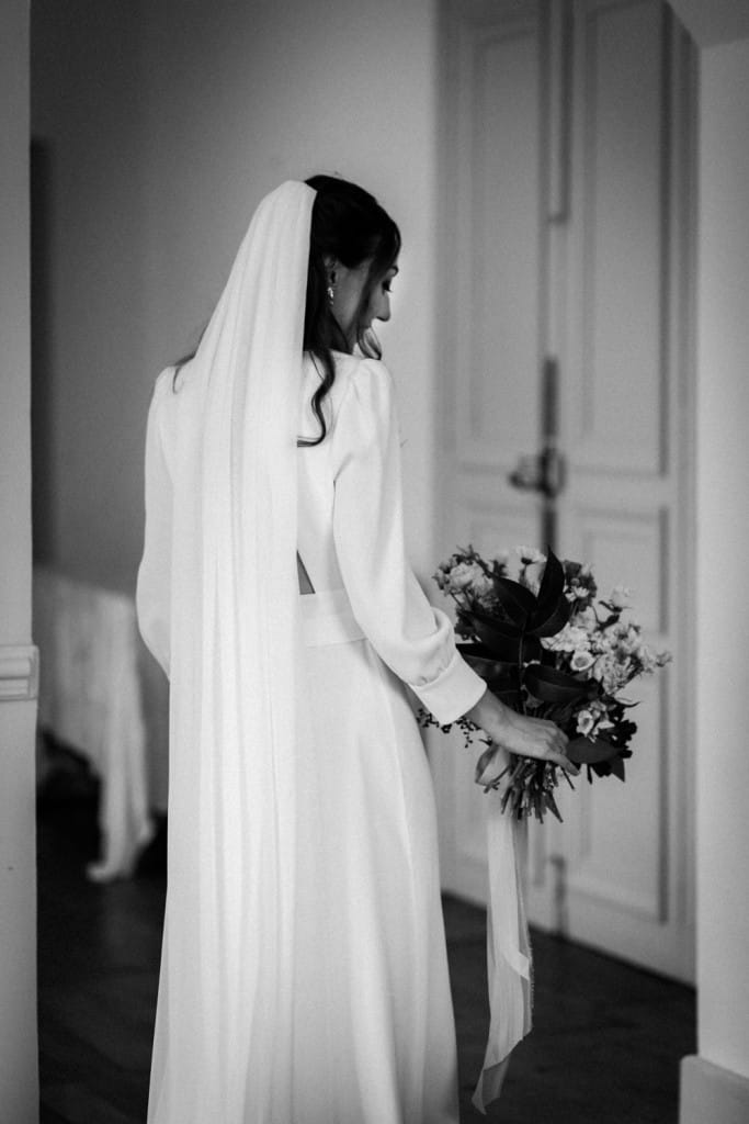 De dos, la mariée défile dans le salon du château de Campet dans les Landes