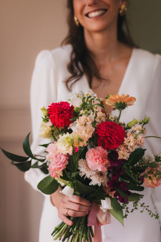 Détail du bouquet coloré de la mariée