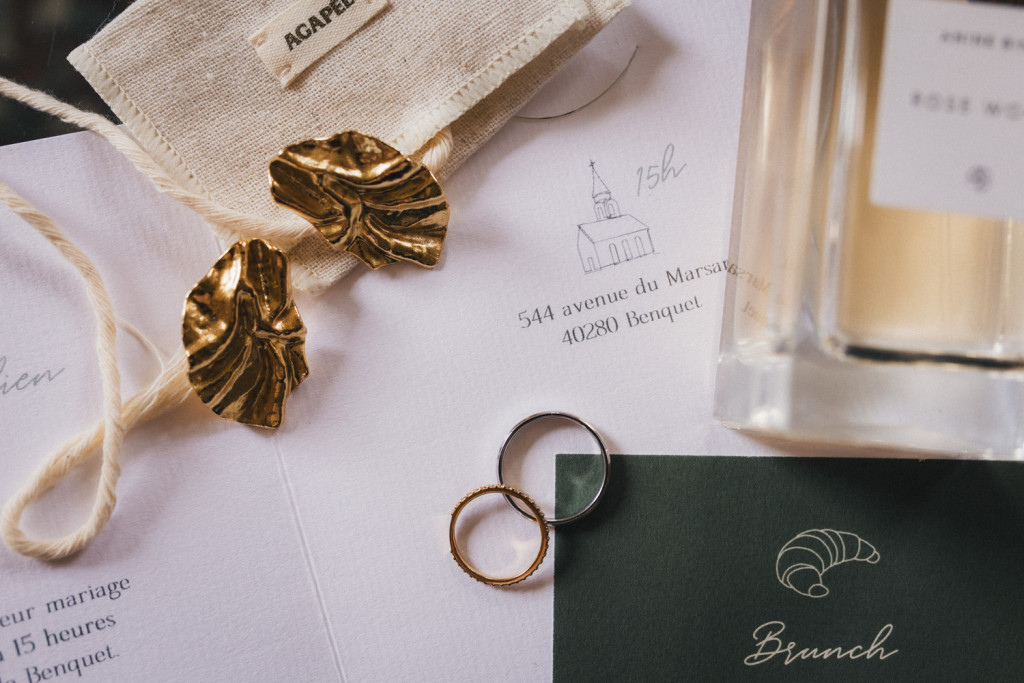 Détails des accessoires de la mariée Coline et de la papeterie de leur mariage au château de Campet dans les Landes