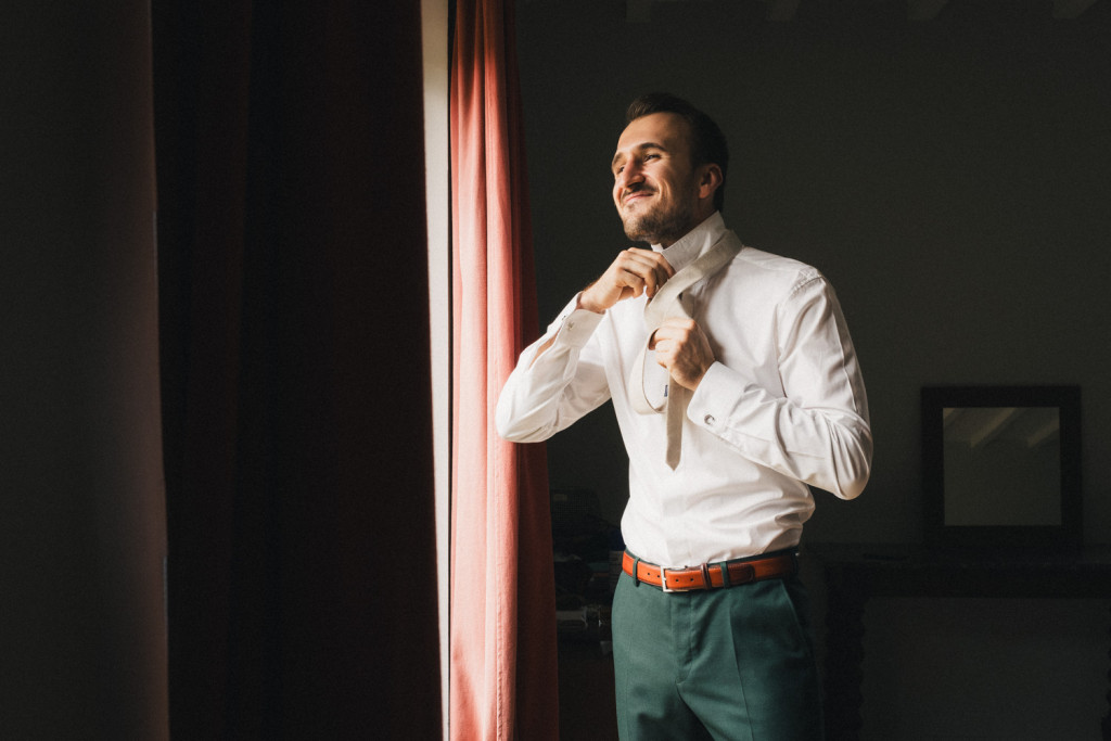 Le marié essaie tant bien que mal de faire son noeud de cravate dans son gîte