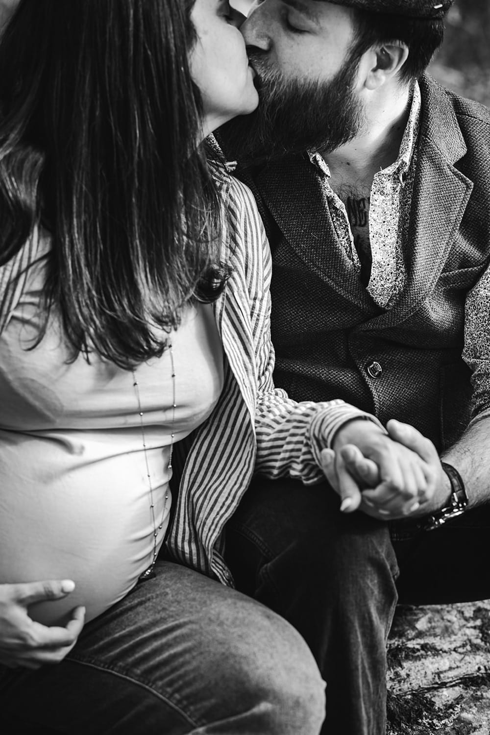 Les futurs parents s'embrassent lors d'une séance grossesse réalisée par une photographe famille landes