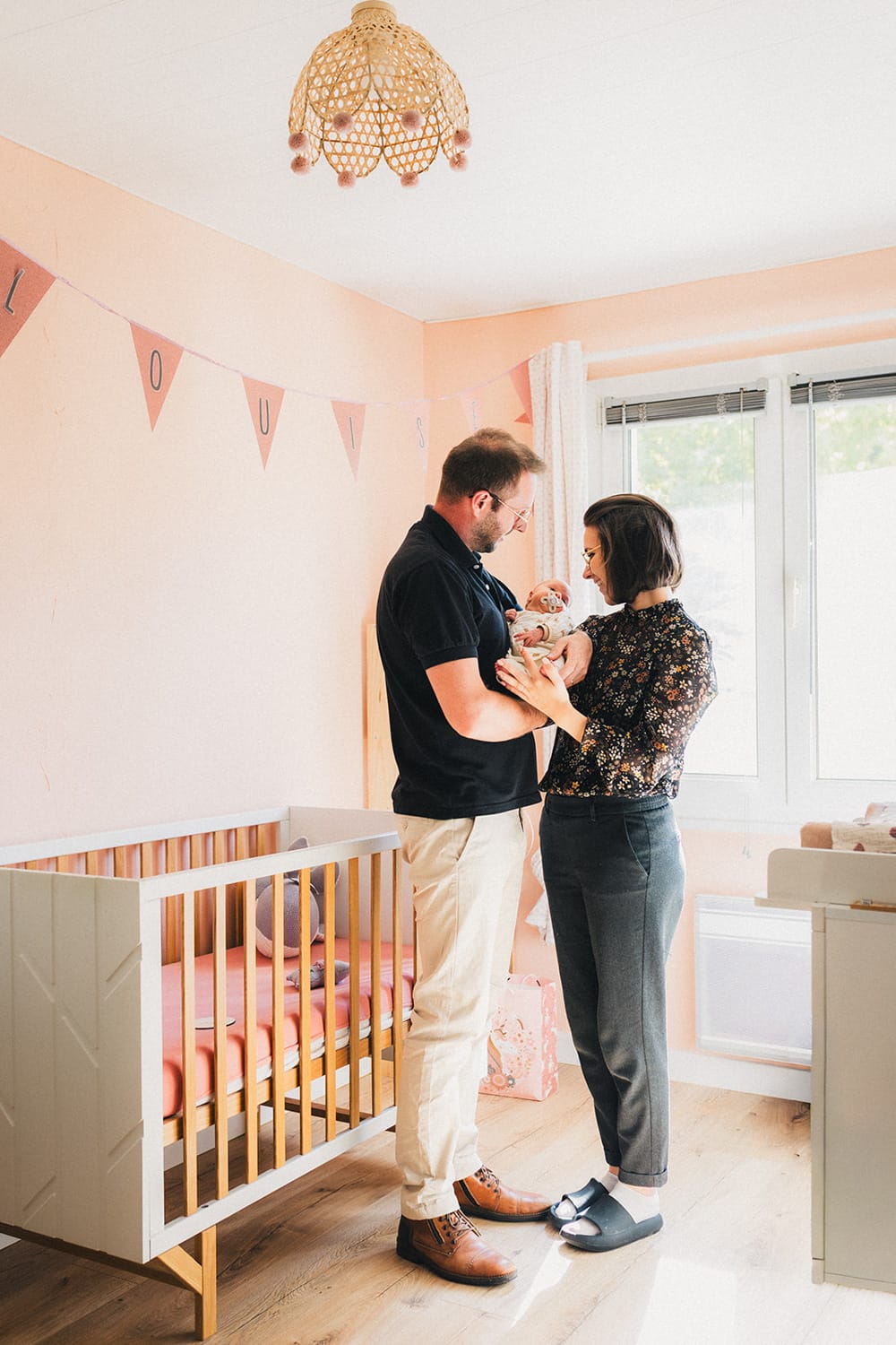Dans leur cocon familial, les parents serrent leur nouveau né dans les bras, juste avant de le poser pour une sieste