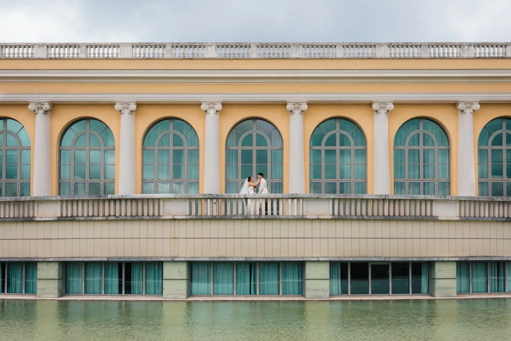 Les mariés échangent encore quelques mots seul à seul, devant la façade du palais Beaumont avant leur mariage à Pau
