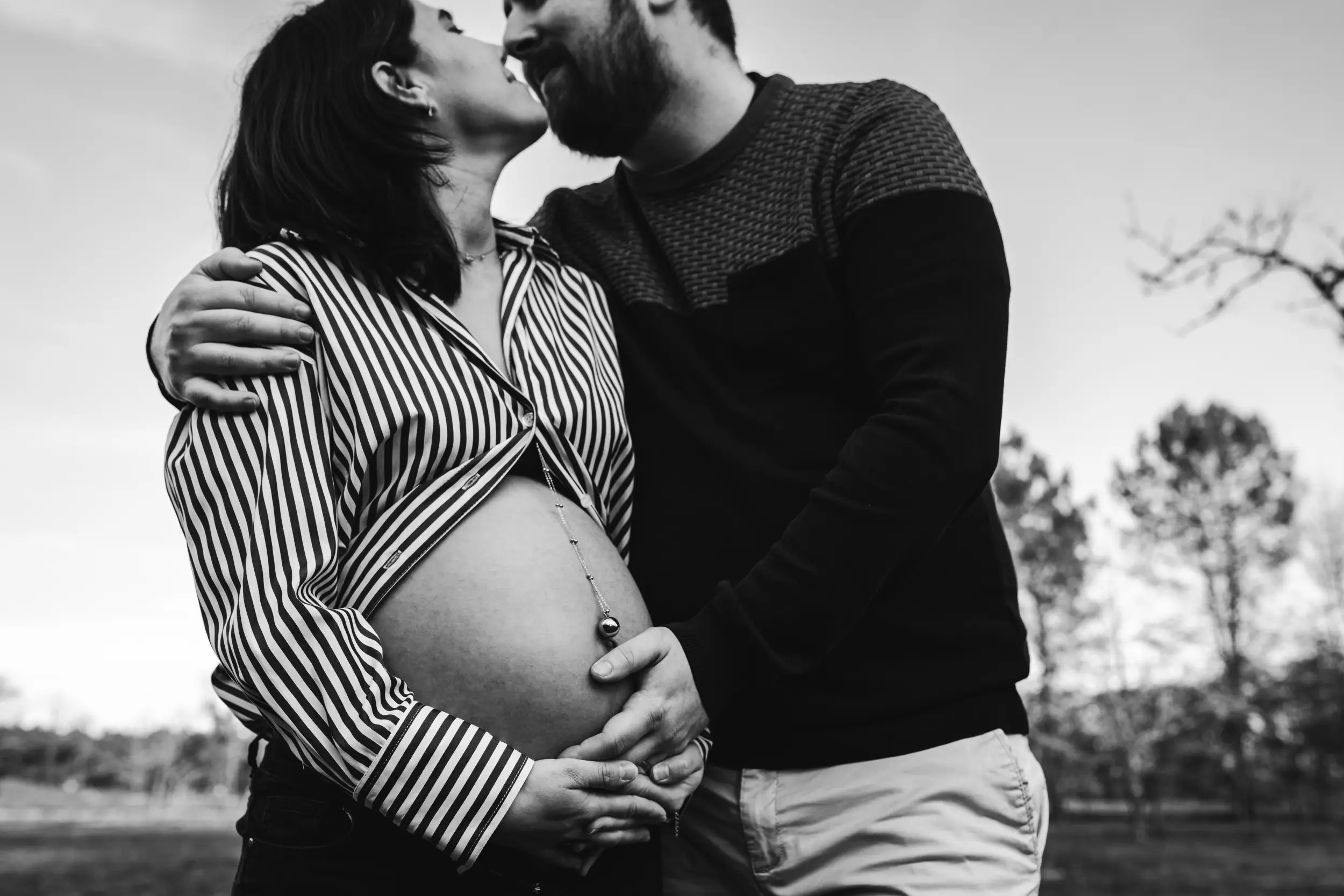Les futurs parents s'enlacent lors de leur séance grossesse dans les Landes