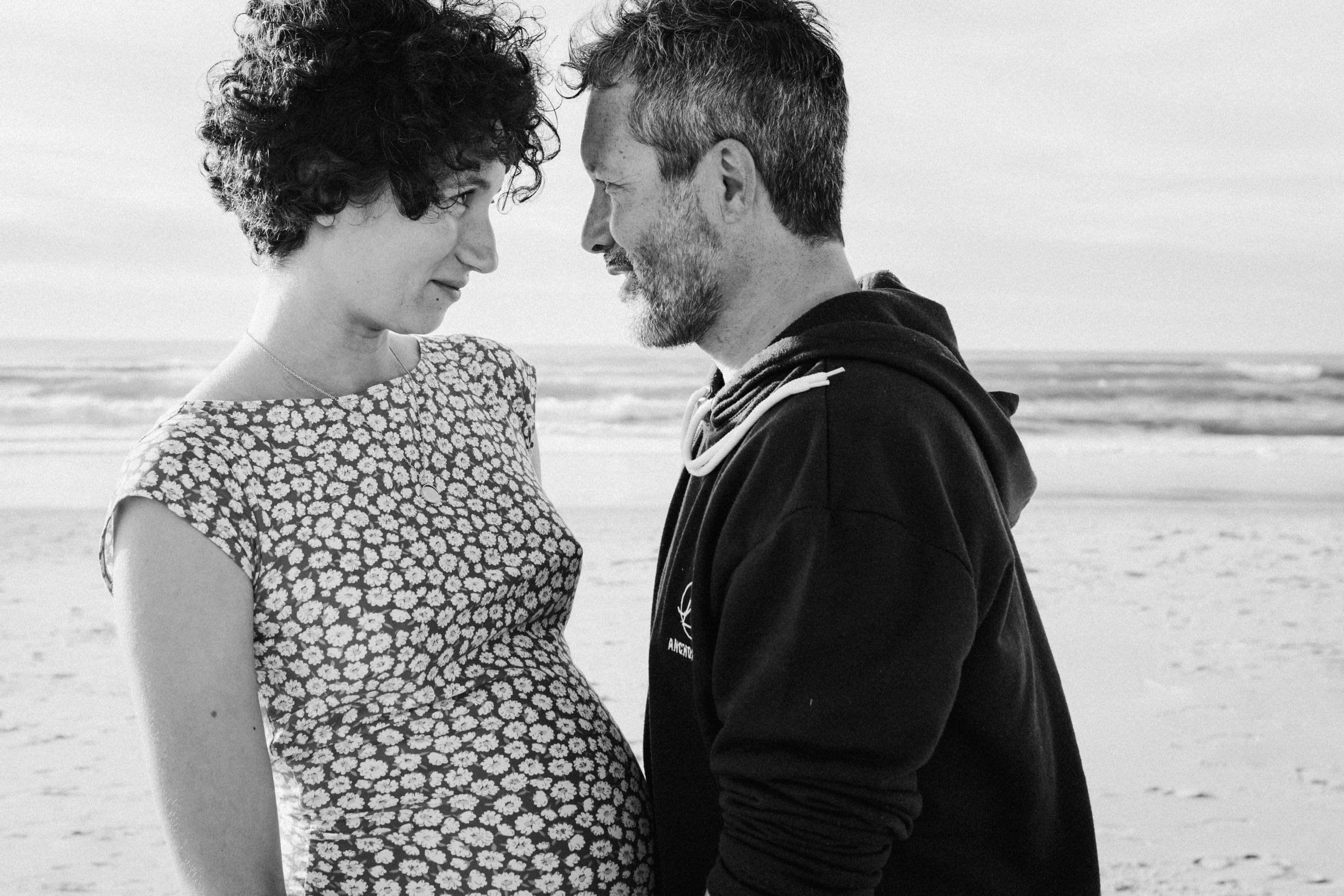 Face à face, les futurs parents se défient du regard en souriant