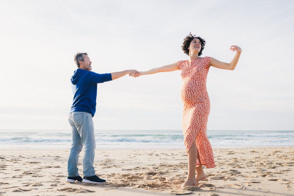 Les futurs parents dansent sur la plage