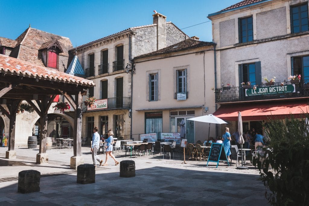 Bourg du village de Beaumontois-en-Périgord où se tient la cérémonie civile de mariage