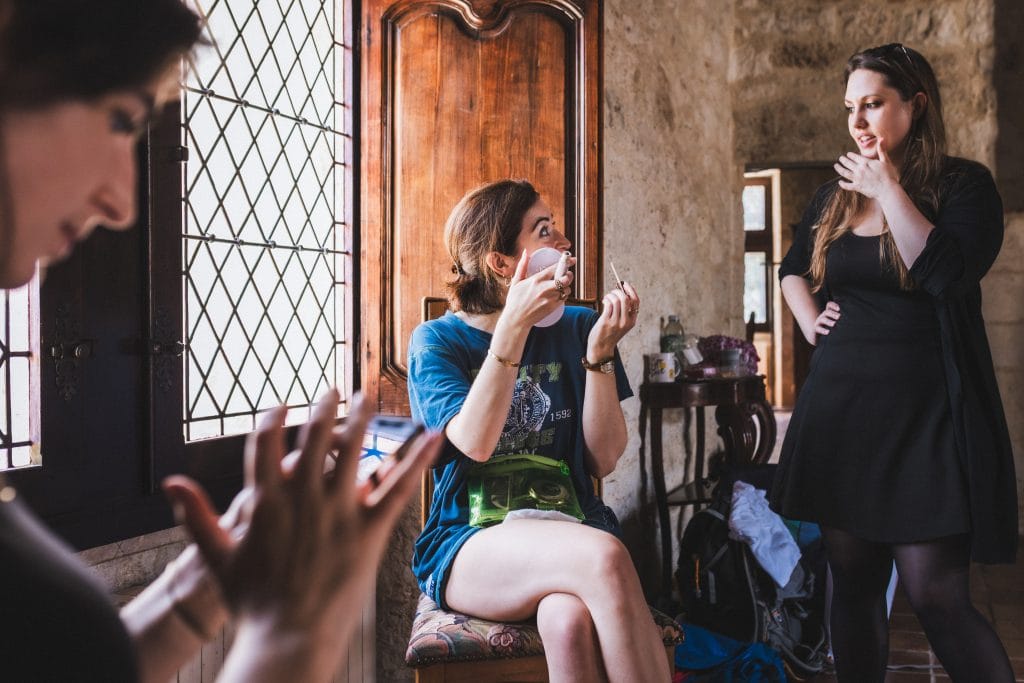 Les demoiselles d'honneur se préparent dans la chambre de la mariée