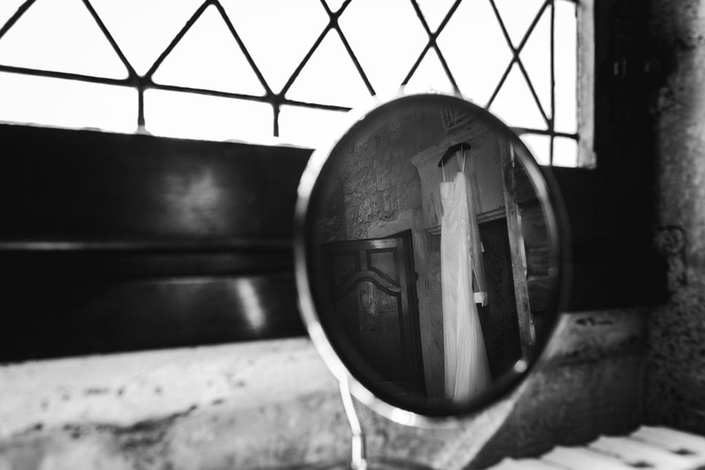 Reflet de la robe suspendue dans un miroir de maquillage