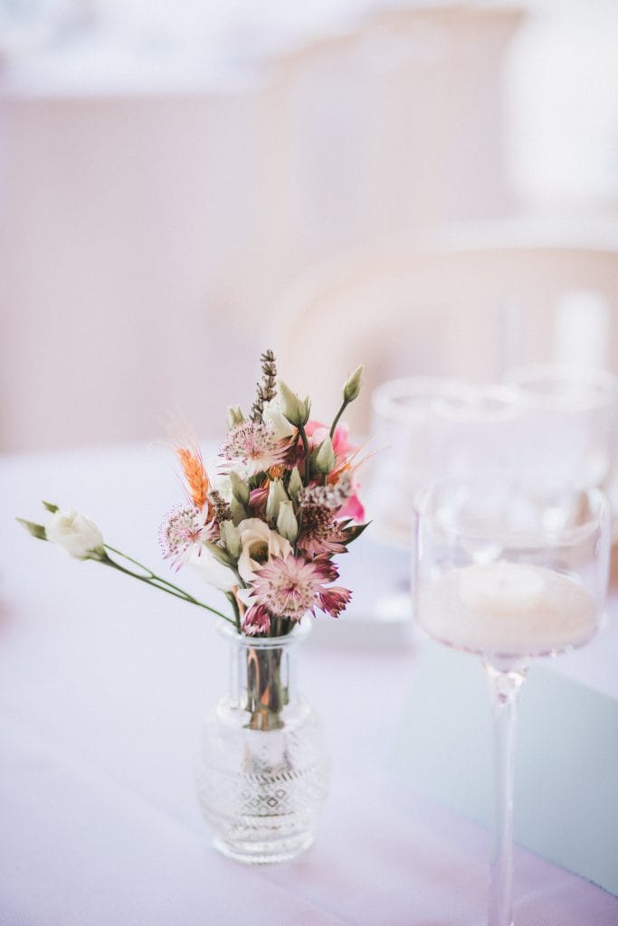 Détail de la décoration posée sur les tables pour le repas de mariage au château Sainte-Foy