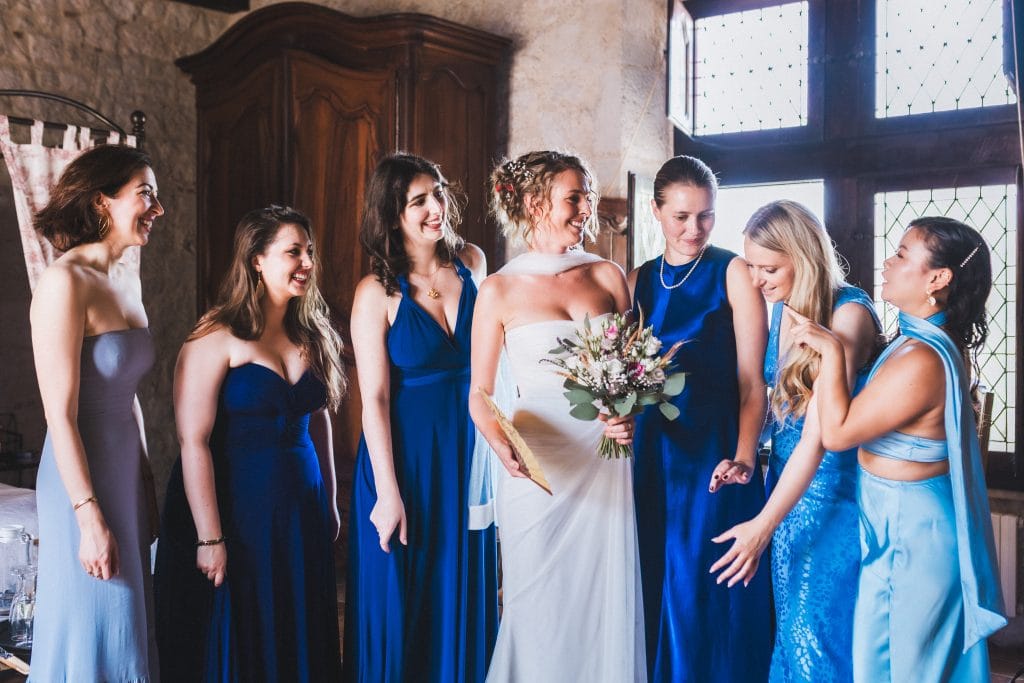 La mariée et ses demoiselles d'honneur prennent la pose dans la chambre