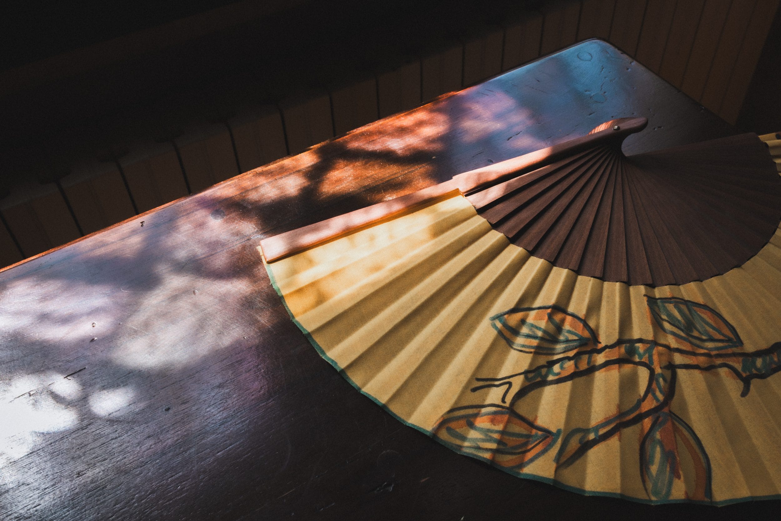 Détail de l'éventail de la mariée posé sur une table