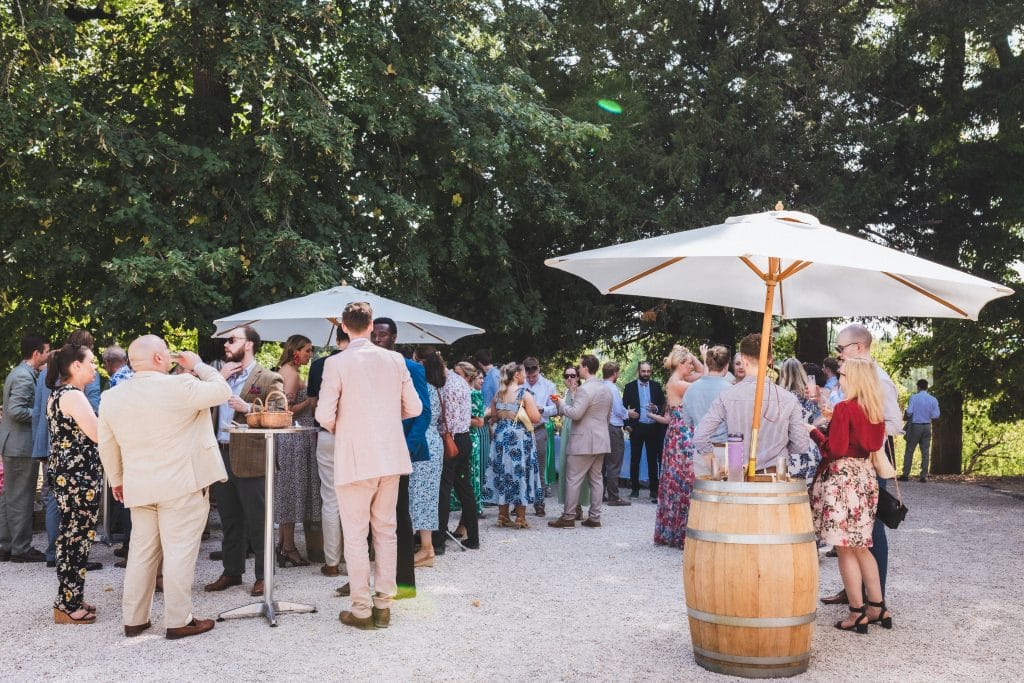 Scène de cocktail lors d'un mariage au château Sainte-Foy