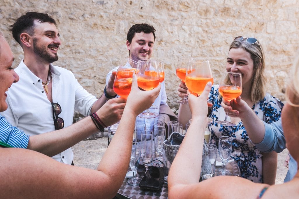 Les invités trinquent à la santé des mariés avec un spritz