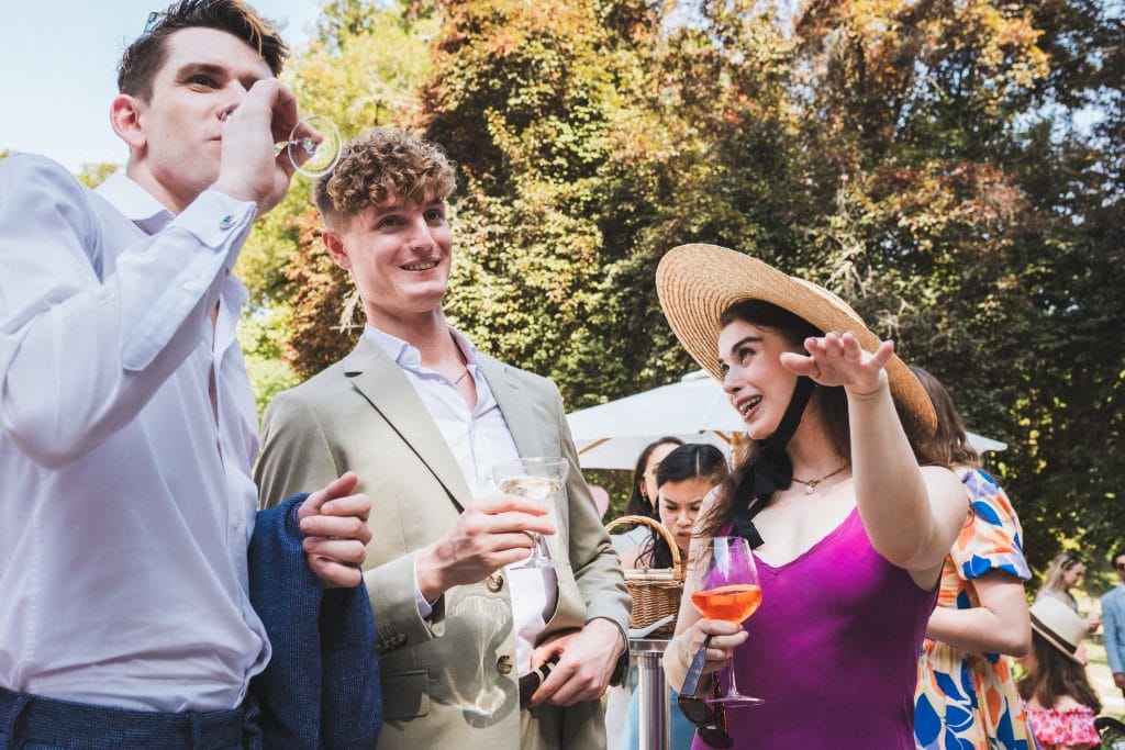 Portraits d'invités en train de discuter durant le vin d'honneur