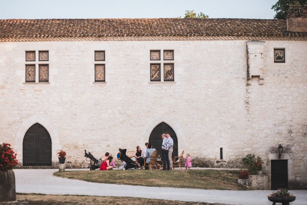 Scène de vie dans la cour du château Sainte-Foy